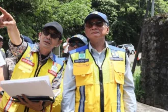 Menteri PU Dody Hanggodo (kanan) meninjau Jembatan Enang-Enang di Desa Arul Cincin, Kecamatan Pintu Rime Gayo, Kabupaten Bener Meriah, Aceh.