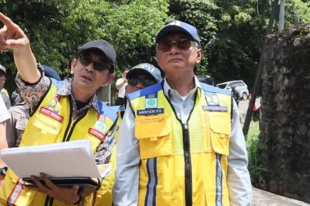 Menteri PU Dody Hanggodo (kanan) meninjau Jembatan Enang-Enang di Desa Arul Cincin, Kecamatan Pintu Rime Gayo, Kabupaten Bener Meriah, Aceh.