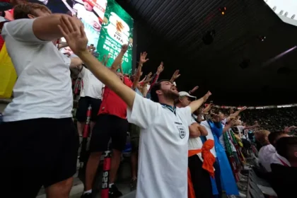 Suporter Inggris saat mendukung timnya di Stadion Azteca melawan Meksiko di babak 16 besar Piala Dunia 2026.