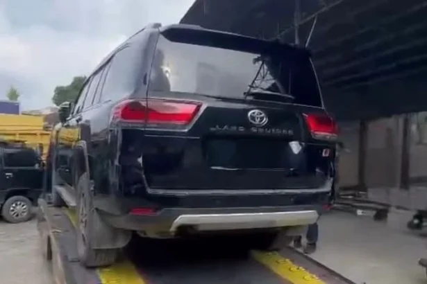 Penampakan Toyota Land Cruiser LC 300 yang dibeli Sekda Kuansing Zulkarnain untuk menyuap Bupati Suhardiman Amby