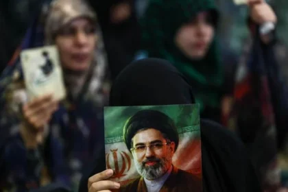 Warga Iran bawa spanduk Pemimpin Tertinggi Iran Mojtaba Khamenei.