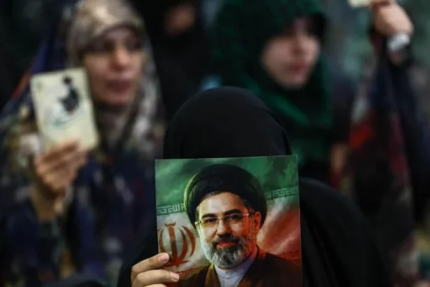Warga Iran bawa spanduk Pemimpin Tertinggi Iran Mojtaba Khamenei.