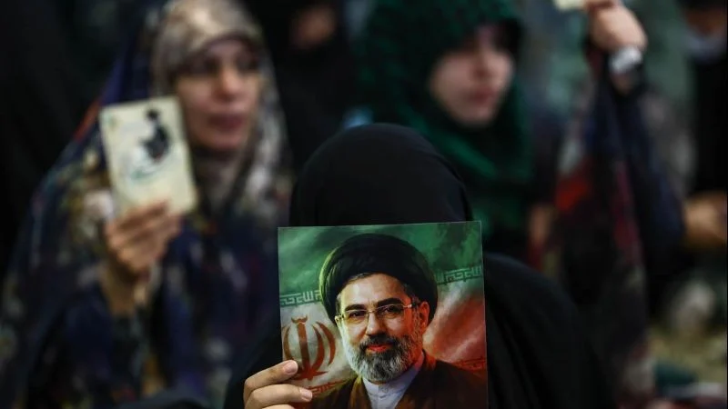 Warga Iran bawa spanduk Pemimpin Tertinggi Iran Mojtaba Khamenei.