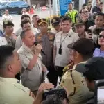 Wakil Menteri Hak Asasi Manusia Mugiyanto bertemu dengan Aliansi Perempuan Indonesia di depan Kantor Kementerian HAM, Kamis, 23 Juli 2026.