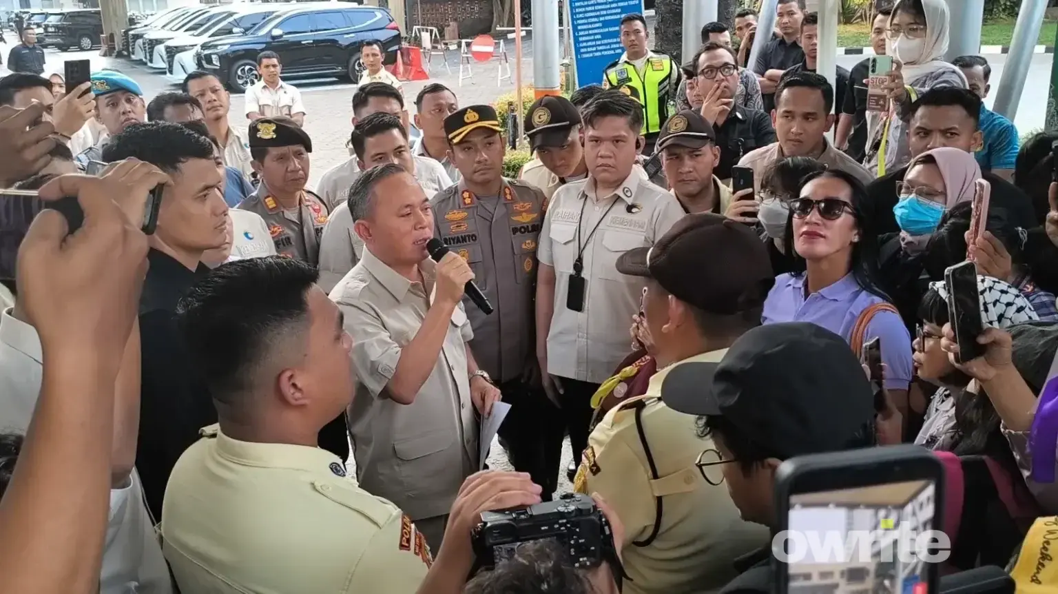 Wakil Menteri Hak Asasi Manusia Mugiyanto bertemu dengan Aliansi Perempuan Indonesia di depan Kantor Kementerian HAM, Kamis, 23 Juli 2026.