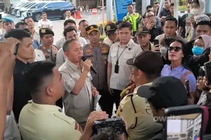 Wakil Menteri Hak Asasi Manusia Mugiyanto bertemu dengan Aliansi Perempuan Indonesia di depan Kantor Kementerian HAM, Kamis, 23 Juli 2026.