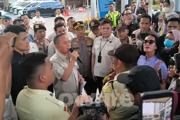 Wakil Menteri Hak Asasi Manusia Mugiyanto bertemu dengan Aliansi Perempuan Indonesia di depan Kantor Kementerian HAM, Kamis, 23 Juli 2026.