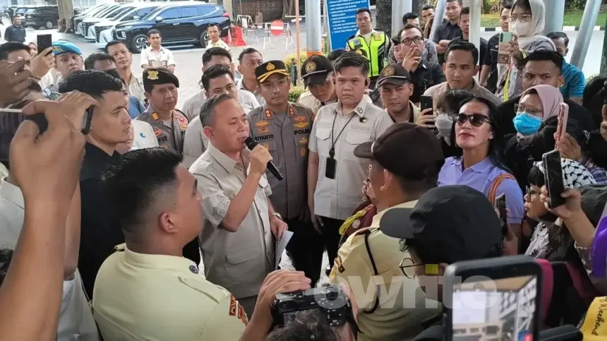 Wakil Menteri Hak Asasi Manusia Mugiyanto bertemu dengan Aliansi Perempuan Indonesia di depan Kantor Kementerian HAM, Kamis, 23 Juli 2026.