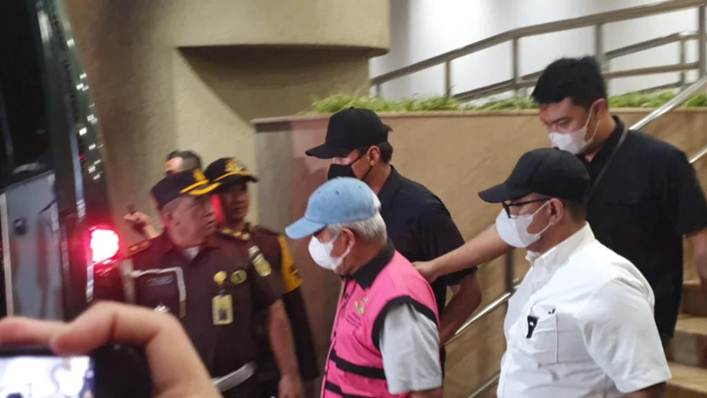 Nurman Herin, mengenakan rompi pink, jadi tersangka pencucian uang dalam kasus yang menyeret eks Jampidsus Kejagung Febrie Adriansyah.