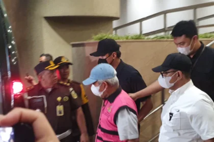 Nurman Herin, mengenakan rompi pink, jadi tersangka pencucian uang dalam kasus yang menyeret eks Jampidsus Kejagung Febrie Adriansyah.