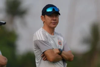 Pelatih Persija Shin Tae-yong saat memimpin latihan perdana.