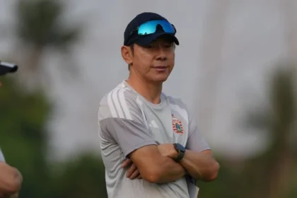 Pelatih Persija Shin Tae-yong saat memimpin latihan perdana.