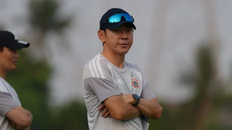 Pelatih Persija Shin Tae-yong saat memimpin latihan perdana.