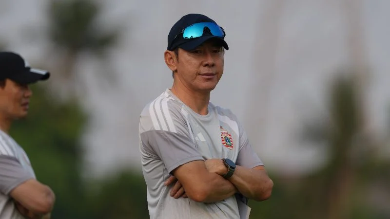Pelatih Persija Shin Tae-yong saat memimpin latihan perdana.
