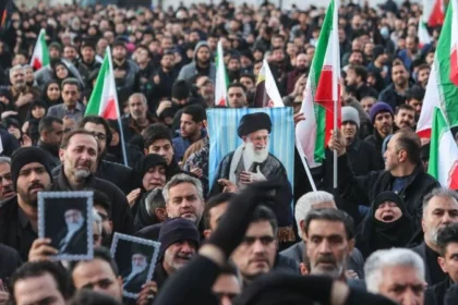 Iran gelar pemakaman mantan pemimpin tertinggi Ali Khamenei dengan jutaan pelayat hadir.