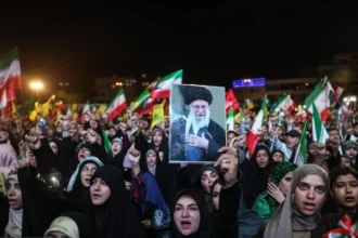 Rakyat Iran ikut mengantar saat prosesi pemakaman mantan Pemimpin Tertinggi Iran, Ali Khemenei.