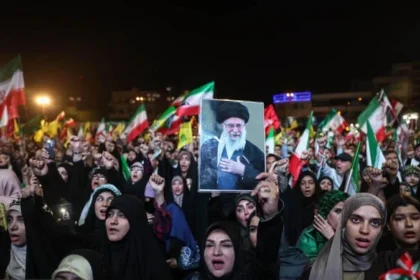 Rakyat Iran ikut mengantar saat prosesi pemakaman mantan Pemimpin Tertinggi Iran, Ali Khemenei.