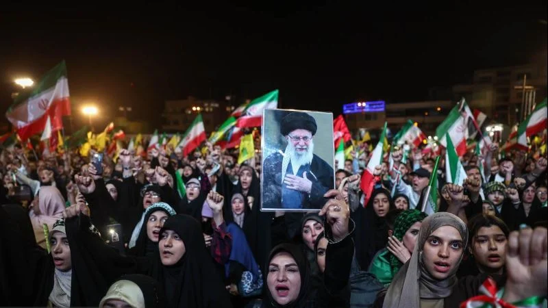 Rakyat Iran ikut mengantar saat prosesi pemakaman mantan Pemimpin Tertinggi Iran, Ali Khemenei.