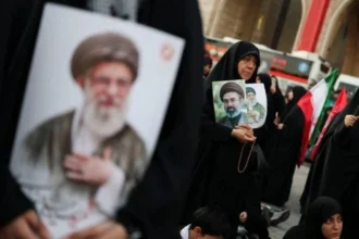 Warga Iran berduka saat mengikuti proses pemakaman mantan Pemimpin Tertinggi Iran, Ali Khamenei (Foto: WANA).