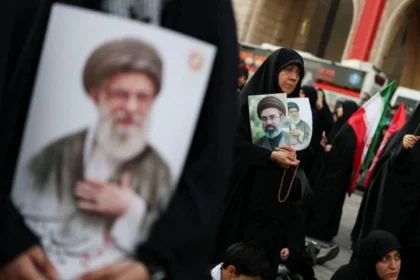 Warga Iran berduka saat mengikuti proses pemakaman mantan Pemimpin Tertinggi Iran, Ali Khamenei (Foto: WANA).