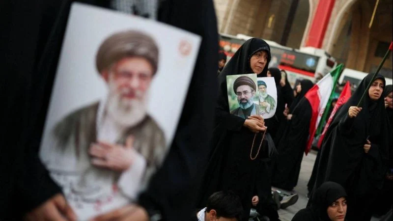 Warga Iran berduka saat mengikuti proses pemakaman mantan Pemimpin Tertinggi Iran, Ali Khamenei (Foto: WANA).