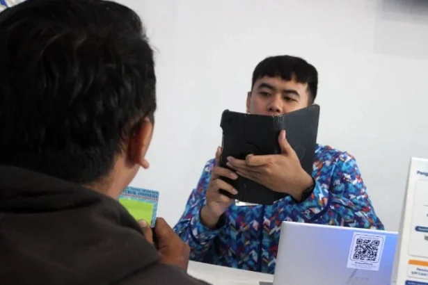 Ilustrasi warga mengurus verifikasi kartu SIM di gerai layanan.