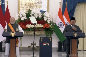 Presiden Prabowo Subianto (kanan) berpelukan dengan Perdana Menteri India Narendra Modi (kiri) usai keduanya menyampaikan keterangan pers dalam kunjungan kenegaraan di Istana Merdeka, Jakarta, Selasa (7/7/2026).