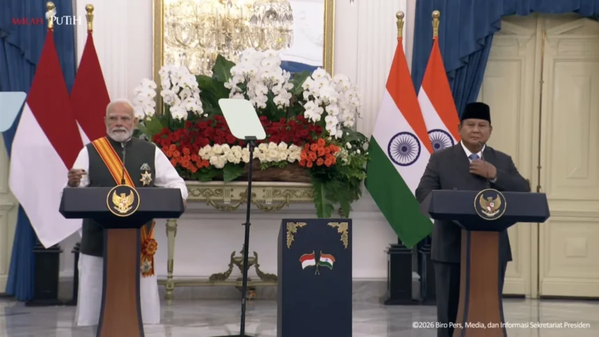 Presiden Prabowo Subianto (kanan) berpelukan dengan Perdana Menteri India Narendra Modi (kiri) usai keduanya menyampaikan keterangan pers dalam kunjungan kenegaraan di Istana Merdeka, Jakarta, Selasa (7/7/2026).