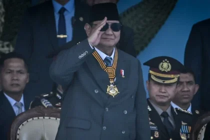 Presiden Prabowo Subianto saat upacara HUT Ke-80 Bhayangkara di Pusat Latihan Brimob Polri, Cikeas, Bogor.