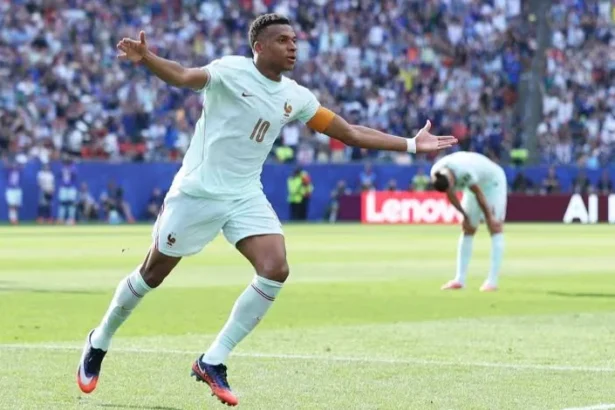 Penyerang Timnas Prancis Kylian Mbappe selebrasi usai cetak gol.