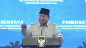 Presiden RI Prabowo Subianto saat menghadiri panen raya serentak di Seluruh Indonesia bersama TNI di Malang, Jawa Timur. (Foto: YouTube Sekretariat Presiden).