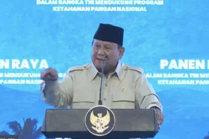 Presiden RI Prabowo Subianto saat menghadiri panen raya serentak di Seluruh Indonesia bersama TNI di Malang, Jawa Timur. (Foto: YouTube Sekretariat Presiden).