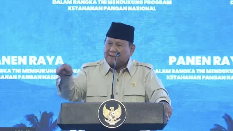 Presiden RI Prabowo Subianto saat menghadiri panen raya serentak di Seluruh Indonesia bersama TNI di Malang, Jawa Timur. (Foto: YouTube Sekretariat Presiden).