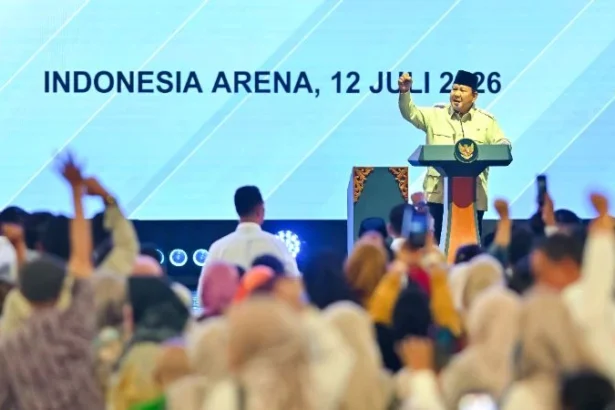 Presiden Prabowo Subianto menyampaikan sambutannya saat puncak peringatan Hari Koperasi Nasional ke-79 di Indonesia Arena, Gelora Bung Karno, Jakarta, Minggu (12/7).