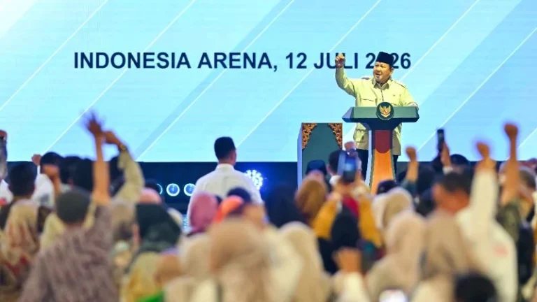 Presiden Prabowo Subianto menyampaikan sambutannya saat puncak peringatan Hari Koperasi Nasional ke-79 di Indonesia Arena, Gelora Bung Karno, Jakarta, Minggu (12/7).