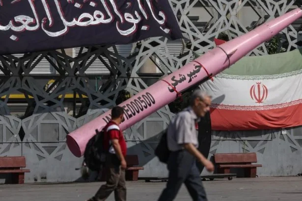 Warga Iran melintasi pemeran tekonologi militer rudal milik IRGC.