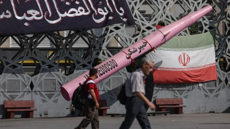 Warga Iran melintasi pemeran tekonologi militer rudal milik IRGC.