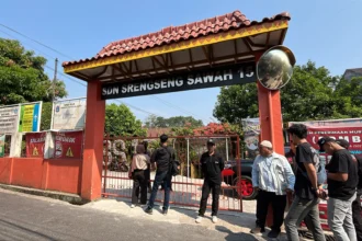 Kondisi SDN Srengseng Sawah 15 setelah mendapat teror bom pada MPLS hari pertama, 13 Juli 2026.