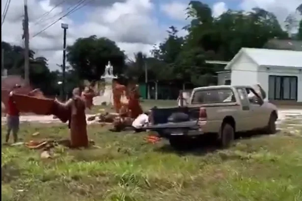 Tangkapan layar video kecelakaan rombongan ditabrak truk oleh anak berusia 11 tahun di Thailand