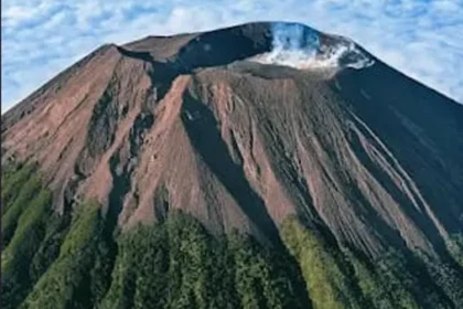 Gunung Slamet merupakan gunung berapi tertinggi di Jawa Tengah