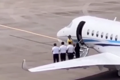 Penampakan Menteri PU Dody Hanggodo saat turun dari Private Jet. (Sumber: Istimewa)
