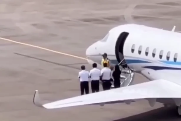 Penampakan Menteri PU Dody Hanggodo saat turun dari Private Jet. (Sumber: Istimewa)