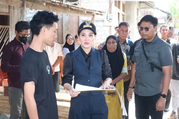 Gubernur Maluku Utara Sherly Tjoanda ketika bertemu warga Bacan, Halmahera Selatan, Februari 2026.