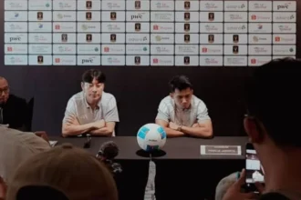 Pelatih Persija Shin Tae Yong dan gelandang Witan Sulaeman.