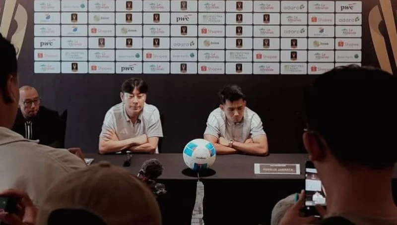 Pelatih Persija Shin Tae Yong dan gelandang Witan Sulaeman.