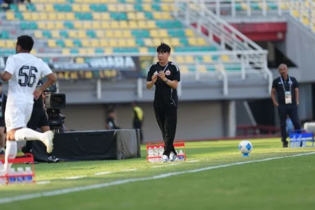 Pelatih Persija Shin Tae-yong memberi instruksi di pinggir lapangan.