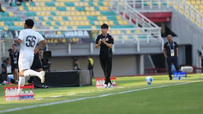 Pelatih Persija Shin Tae-yong memberi instruksi di pinggir lapangan.