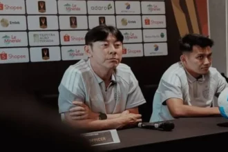 Pelatih Persija Shin Tae Yong dan gelandang Witan Sulaeman. (Foto: IG Persija).