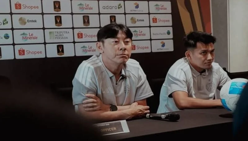 Pelatih Persija Shin Tae Yong dan gelandang Witan Sulaeman. (Foto: IG Persija).
