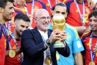 Pelatih Timnas Spanyol Luis de la Fuente memegang trofi Piala Dunia 2026.